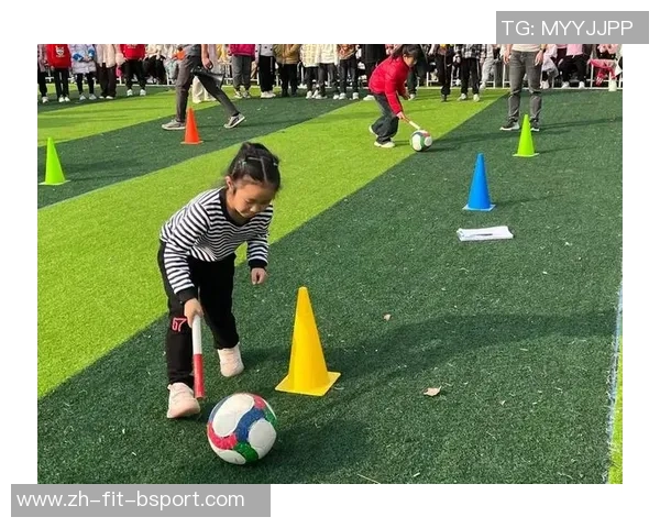 足球当毽子趣味游戏新玩法让你体验不一样的运动乐趣